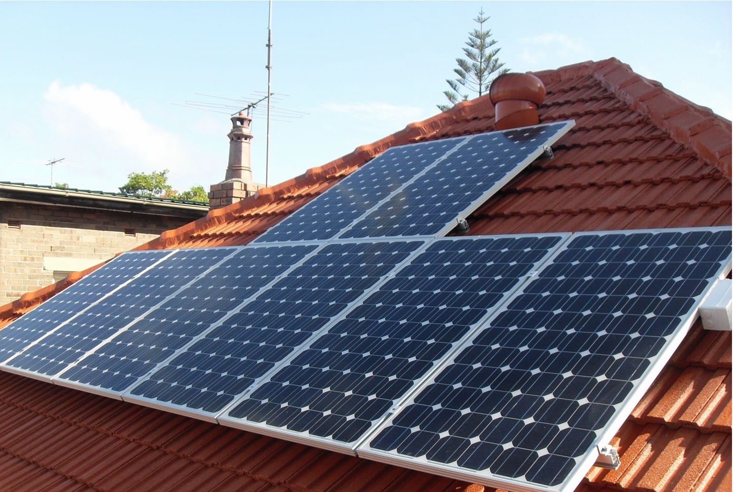 Roof-mounted-solar-panels-solar-tiles - Naked Solar